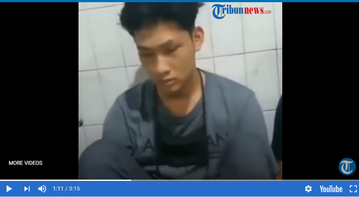 YouTuber Ferdian Paleka tertunduk lesu setelah diamankan oleh polisi.