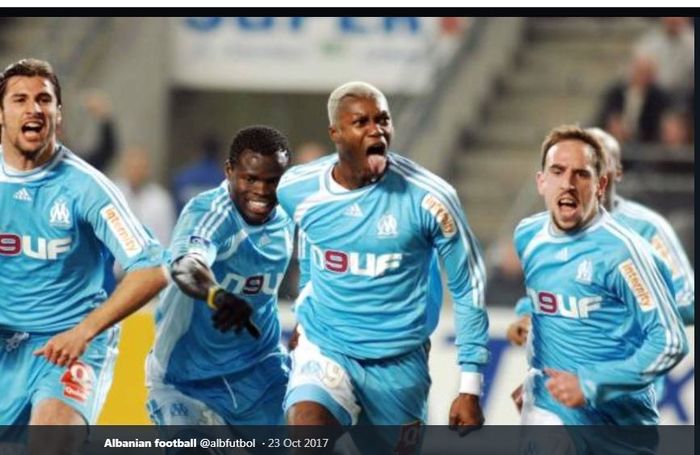 Djibril Cisse (tengah) bersama Franck Ribery (kanan) saat merayakan gol untuk Marseille.