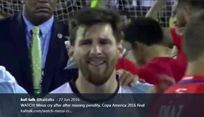 Lionel Messi menangis seusai timnas Argentina kalah dari Cile pada final Copa America 2016.