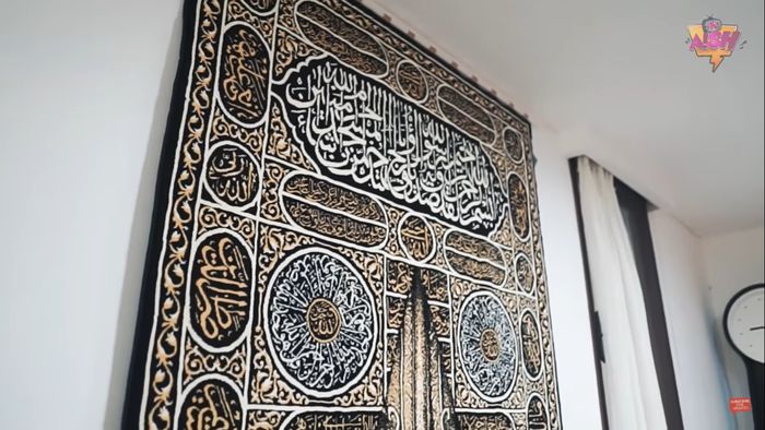 Dekorasi dinding rumah Ammar Zoni dan Irish Bella, Pintu Ka'bah