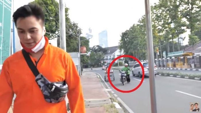 Driver ojek online mendorong motor saat melihat Baim Wong 