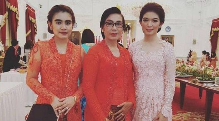 Ibunda Selvi Ananda, Sri Partini sedang mencium pipi Ibu Negara, Iriana Joko Widodo, disaksikan oleh Presiden Joko Widodo, sang anak Gibran Rakabuming Raka dan istrinya, Selvi Ananda.