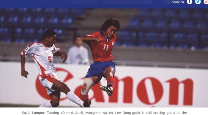Lee Dong-gook (11), saat berduel dengan bek timnas Indonesia, Sugiantoro, di Piala Asia 2000, 19 Oktober 2000.
