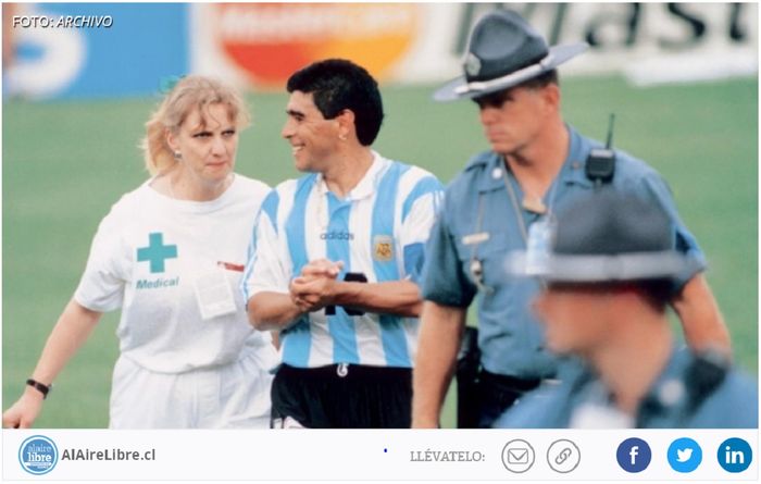 Maradona dibawa seorang perawat dan dikawal aparat keamanan keluar dari lapangan di Piala Dunia 1994.