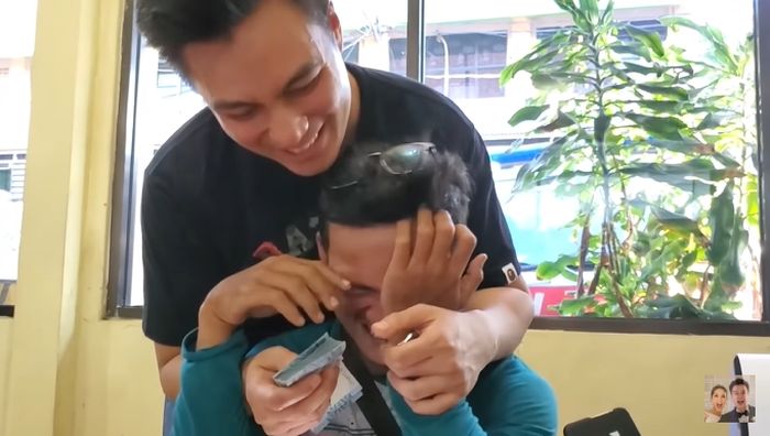 Baim Wong berikan sejumlah uang