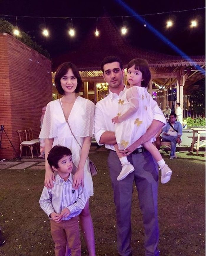 Keluarga kecil Fachri Albar kini sudah bahagia