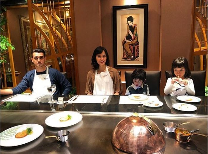Kehidupan Fachri Albar dan sang istri kini bahagia dengan dua buah hati