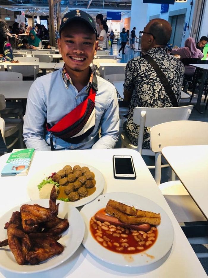 Azri mengajak Habil makan di luar