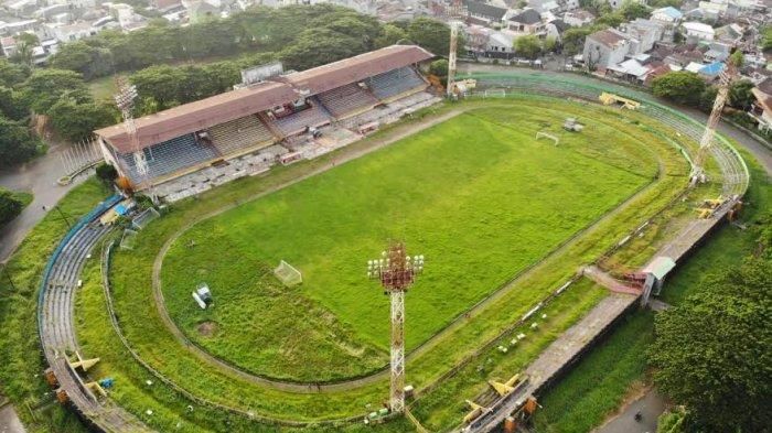 Penampakan rumput Stadion Mattoanging, Makassar, yang mulai tidak terawat imbas Liga 1 dihentikan PSSI karena pandemi virus corona.  