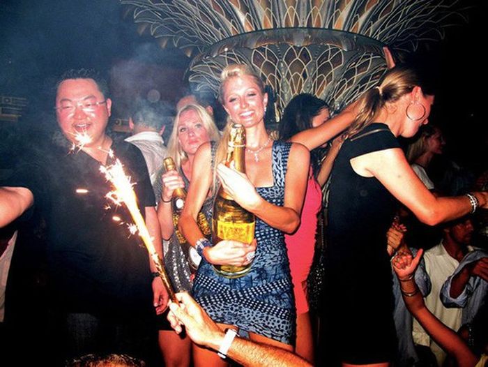 Milyader Jho Low bersama dengan Paris Hilton.