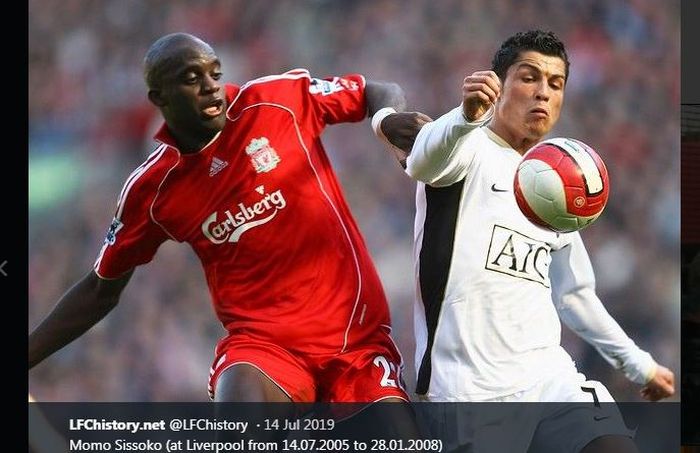 Momo Sissoko saat berduel dengan Cristiano Ronaldo dalam duel Liverpool vs Manchester United.