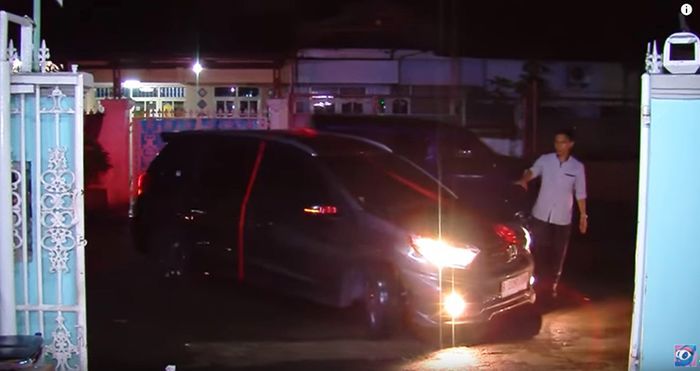 Ruben Onsu menghadiahi mobil ke mertuanya