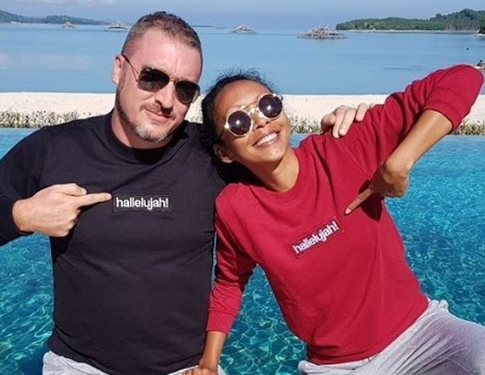 Jono dan Ika juga gak ragu buat pakai baju couple biar makin terkesan kompak    