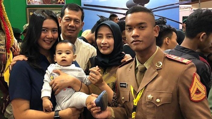 Kepala BNPB, Letjen TNI Doni Monardo (kedua dari kiri) beserta istrinya Santi Monardo dan anak-anak serta cucunya dalam suatu kesempatan.