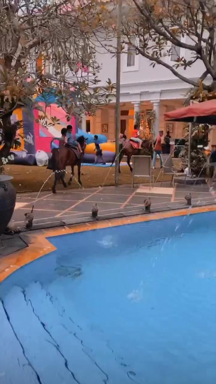 Anak-anak Nia berputar dengan kuda mengelilingi rumah mewahnya