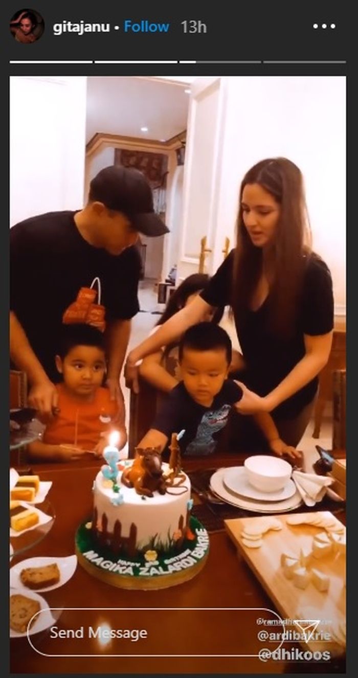 Magika meniup lilin ulang tahun