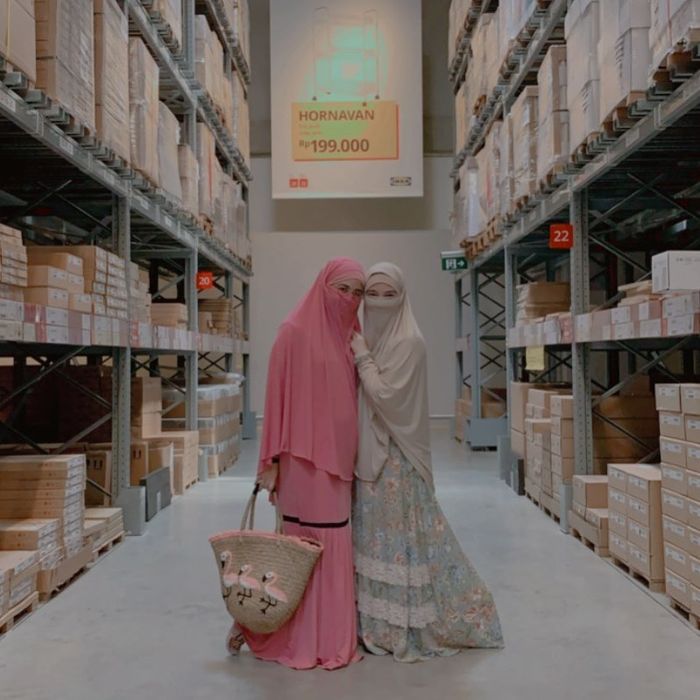 Risty Tagor bersama sang sahabat yang bernama Betty Libriyanti