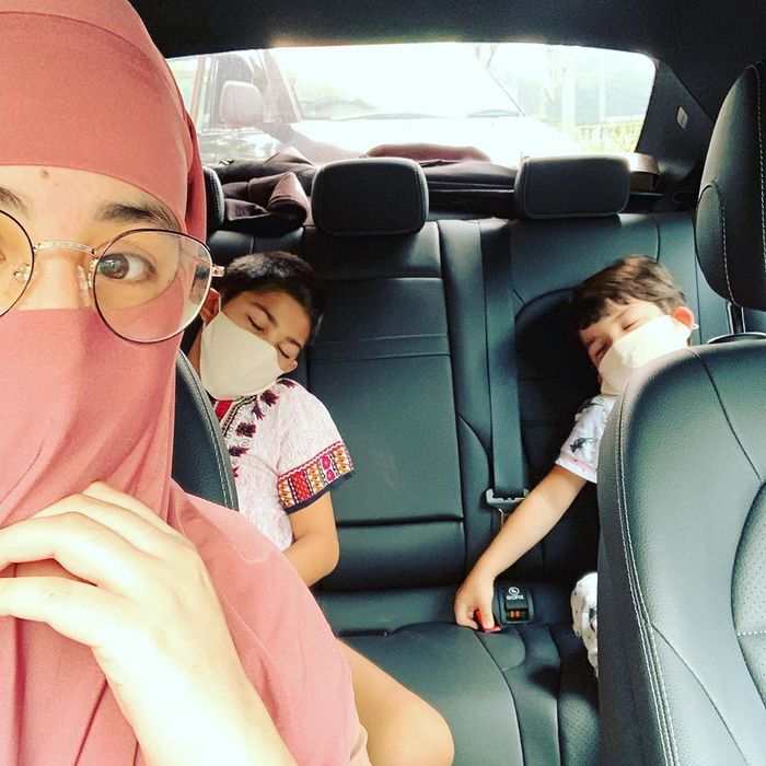 Risty Tagor bersama kedua jagoannya
