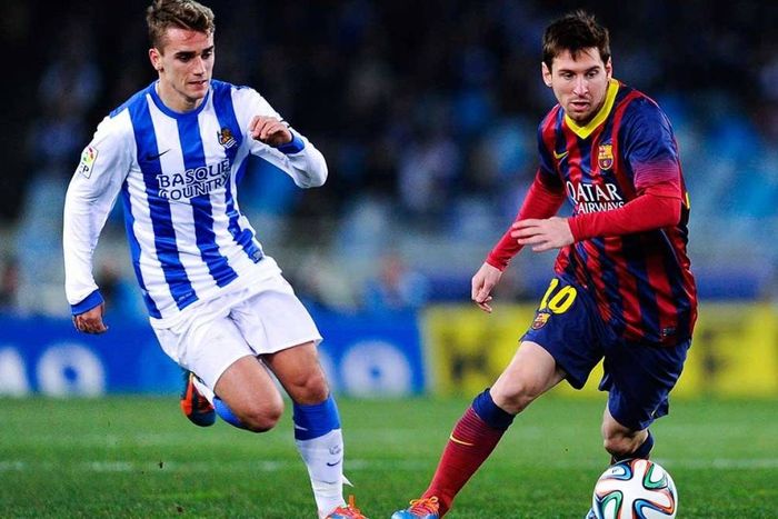 Momen kala Antoine Griezmann berhadapan dengan Lionel Messi sewaktu masih membela Real Sociedad.