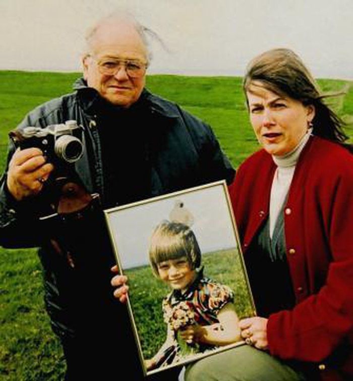 Jim dan istrinya dengan foto Solway Bay Astronaut.