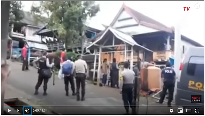 Proses pengepungan rumah keluarga yang melakukan ritual ilmu hitam