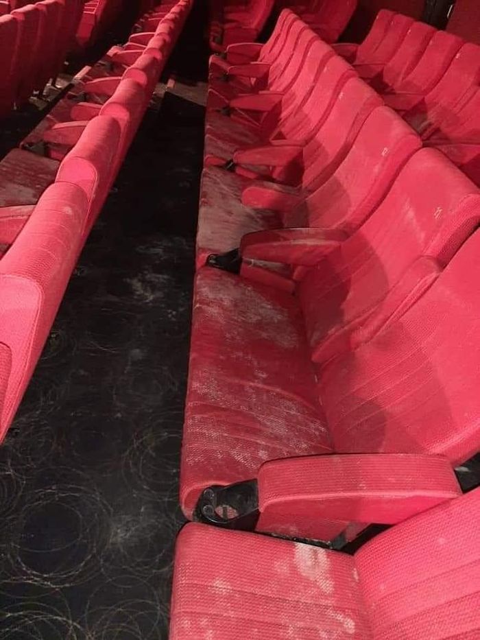 Kursi bioskop yang berjamur.