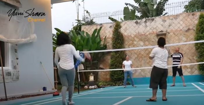 KD dan keluarga asyik main badminton