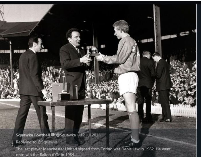 Denis Law menerima Ballon d'Or 1964 saat membela Manchester United.