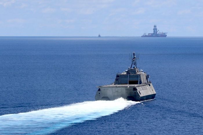 Littoral Combat Ship (LCS) Independence Class milik US Navy saat melaksanakan operasi militer di dekat perairan China
