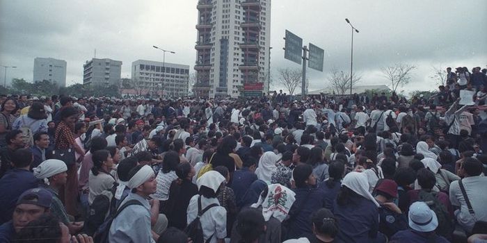 Mahasiswa Trisakti menuntut Reformasi di tahun 1998 dan berujung tragedi penembakan