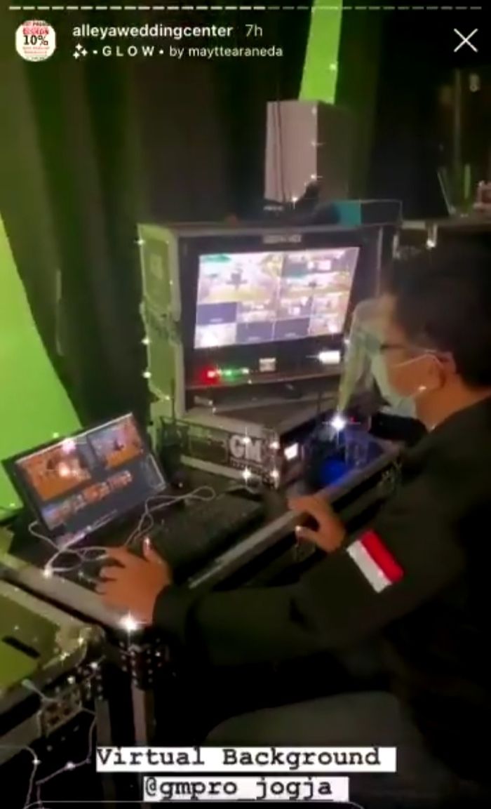 Tangkapan layar video viral virtual wedding dengan green screen.