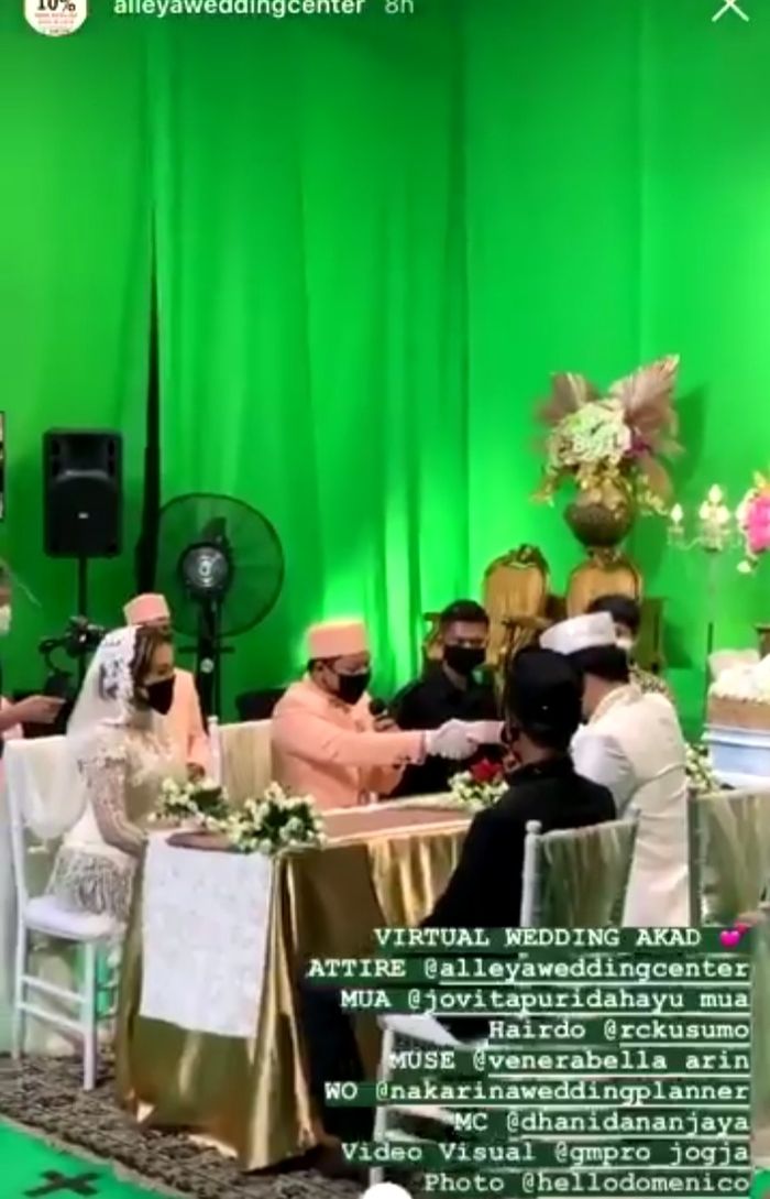 Tangkapan layar video viral virtual wedding dengan green screen.