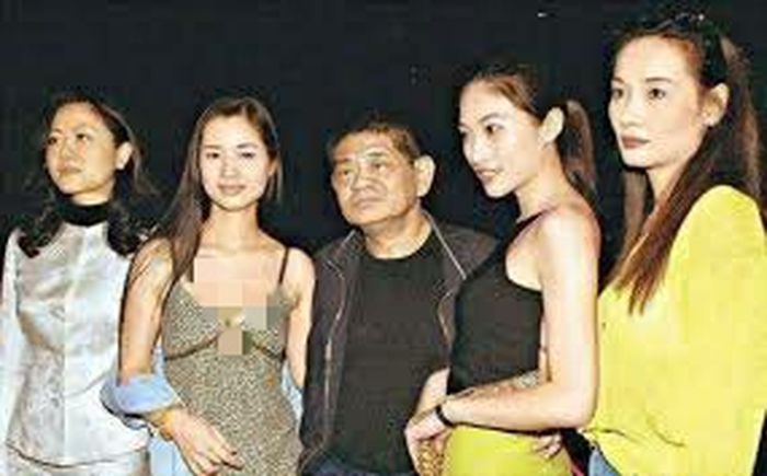 Hoang Nhiem Trung bersama para gundiknya.