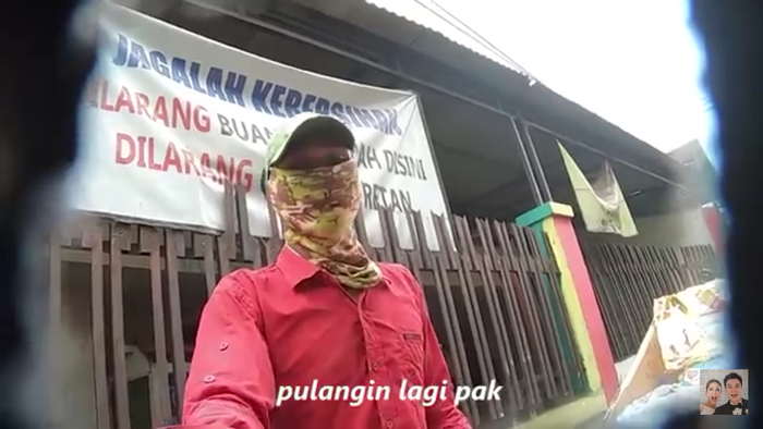 Baim ditolak saat beri uang pada tukang sampah

