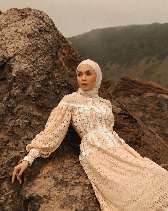 4 Inspirasi Dress Hijab Brokat Paling Anggun Untuk Lebaran ...
