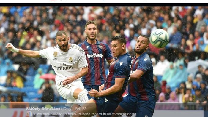 Para pemain Levante mengadang striker Real Madrid, Karim Benzema.