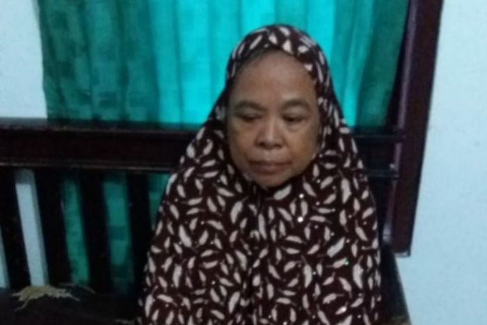 Toni (60), pelaku pembacokan pada anaknya sendiri usai ditangkap pihak kepolisian.