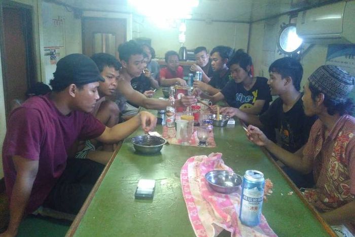2 Tahun Jadi Budak, ABK Kapal China: Kami Dipaksa Makan Babi dan Dipanggil Laowei yang Artinya Orang Rendahan 9 Yuli bersama para ABK di kapal China saat merayakan lebaran tahun 2017