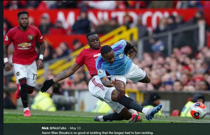 Aaron Wan-Bissaka menekel Raheem Sterling dalam laga Manchester United vs Manchester City.