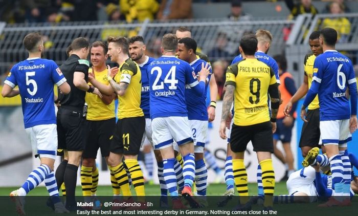 Panasnya duel antara Borussia Dortmund dan Schalke 04 dalam duel bertajuk Revierderby di Bundesliga pada musim 2018-2019.