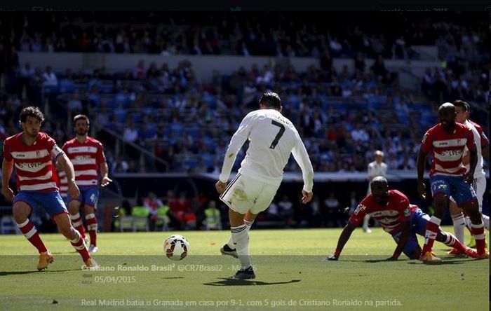 Cristiano Ronaldo bikin kocar-kacir pertahanan Granada dalam partai Liga Spanyol 2014-2015.