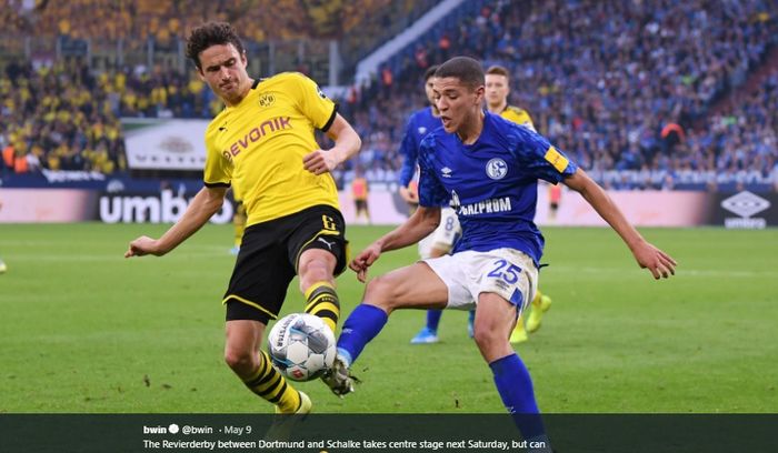 Perebutan bola antara gelandang Borussia Dortmund, Thomas Delaney dan gelandang serang Schalke 04, Amine Harit, pada pertemuan pertama Revierderby Bundesliga musim 2019-2020.
