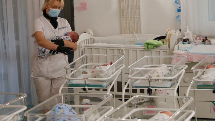 Bayi-bayi yang 'terdampar' tanpa orangtua berada di bawah asuhan perawat. (Sky News)