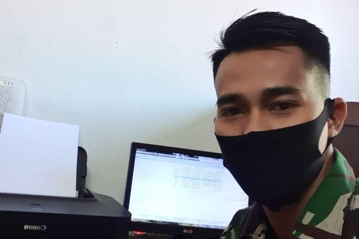 Kiper Persebaya, Angga Saputra kembali kerja di satuan TNI selama libur kompetisi Liga 1 2020. 