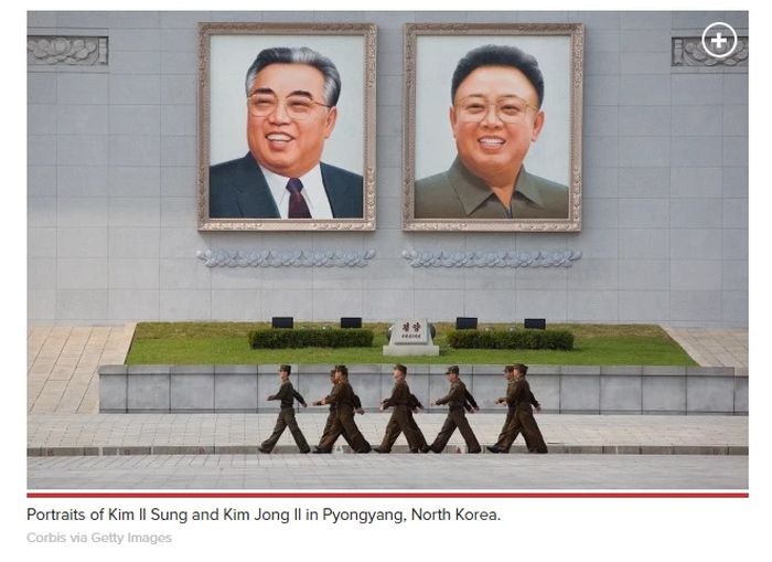 Foto super besar Kakek dan Ayah Kim Jong Un yang ada di alun-alun kota Pyongyang.  