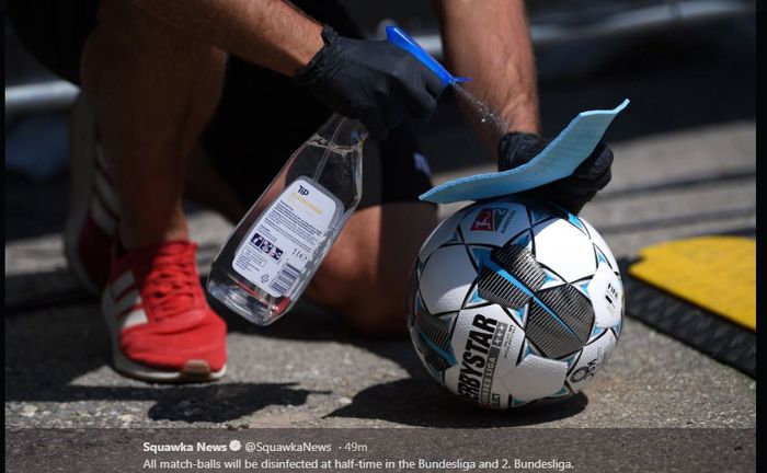 Petugas melakukan desinfeksi terhadap bola pertandingan yang digunakan dalam laga Bundesliga.