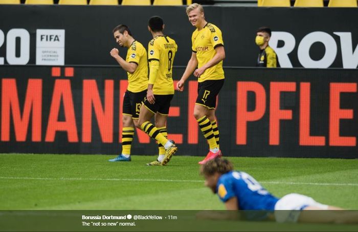 Selebrasi Raphael Guerreiro dan Erling Haaland saat Dortmund menang 4-0 atas Schalke di Signal Iduna Park, Sabtu (16/5/2020).