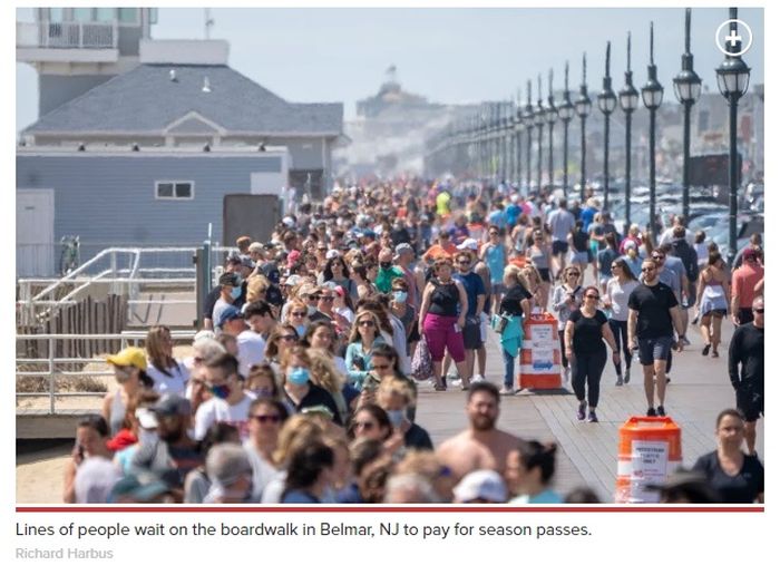 Warga New York City malah berduyun-duyun ke area bar dan pantai.