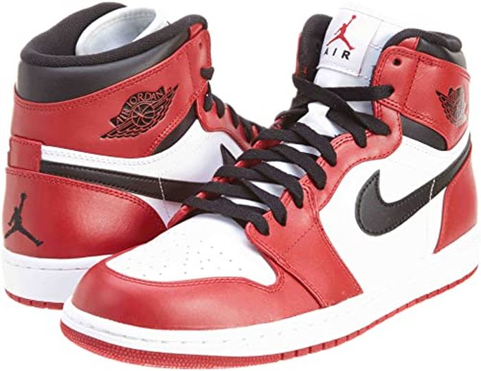 Sepatu Air Jordan 1 yang menandai kerja sama antara Michael Jordan dan Nike.