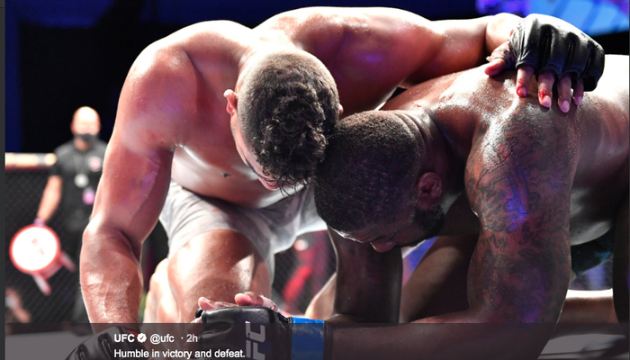 Petarung UFC, Alistair Overeem (kiri) dengan Walt Harris (kanan) pada UFC Fight Night 176 (17/5/2020) WIB.